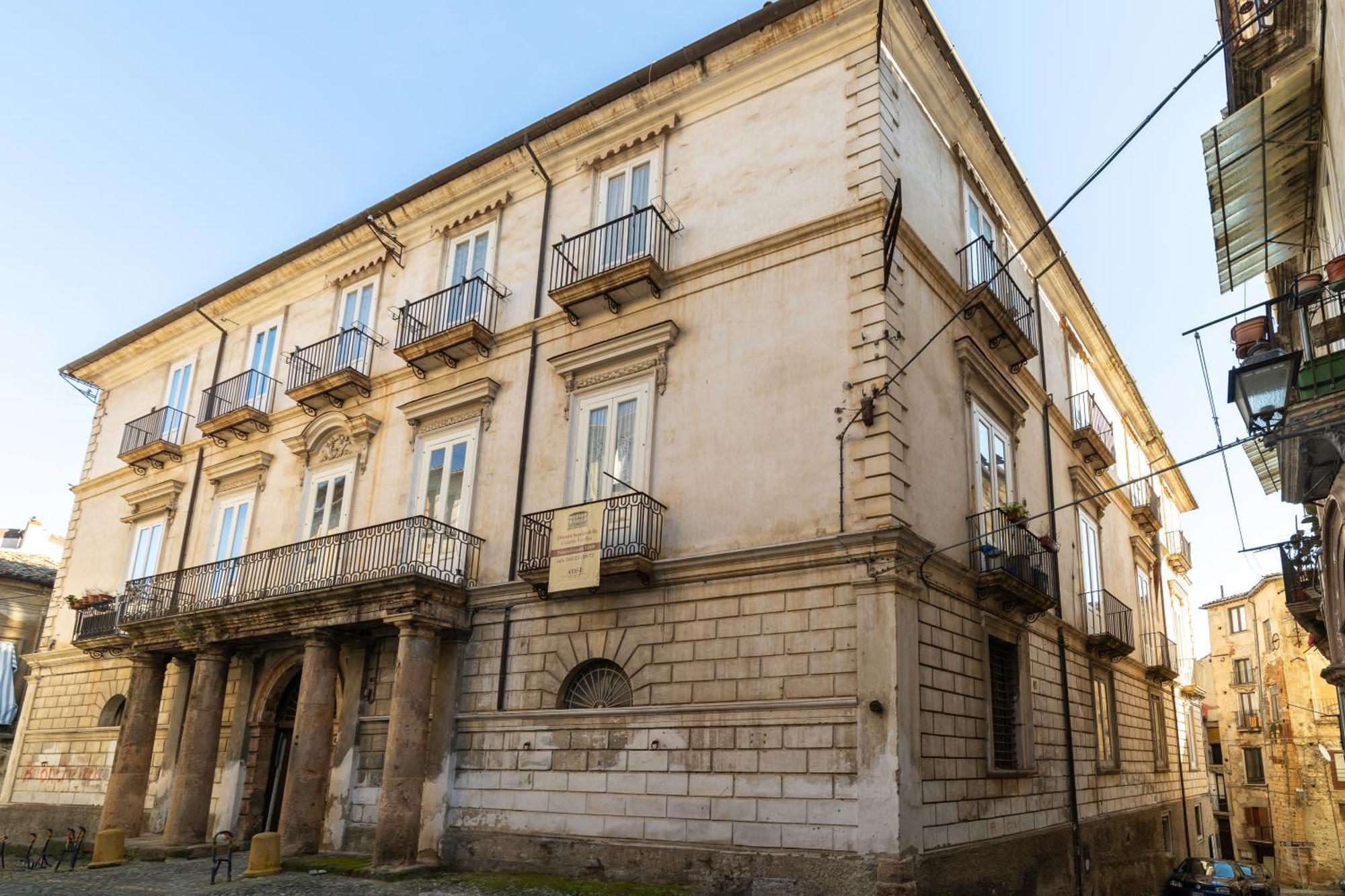 Dimora Storica Giostra Vecchia - Palazzo Grisolia 1809 Cosenza Exterior foto