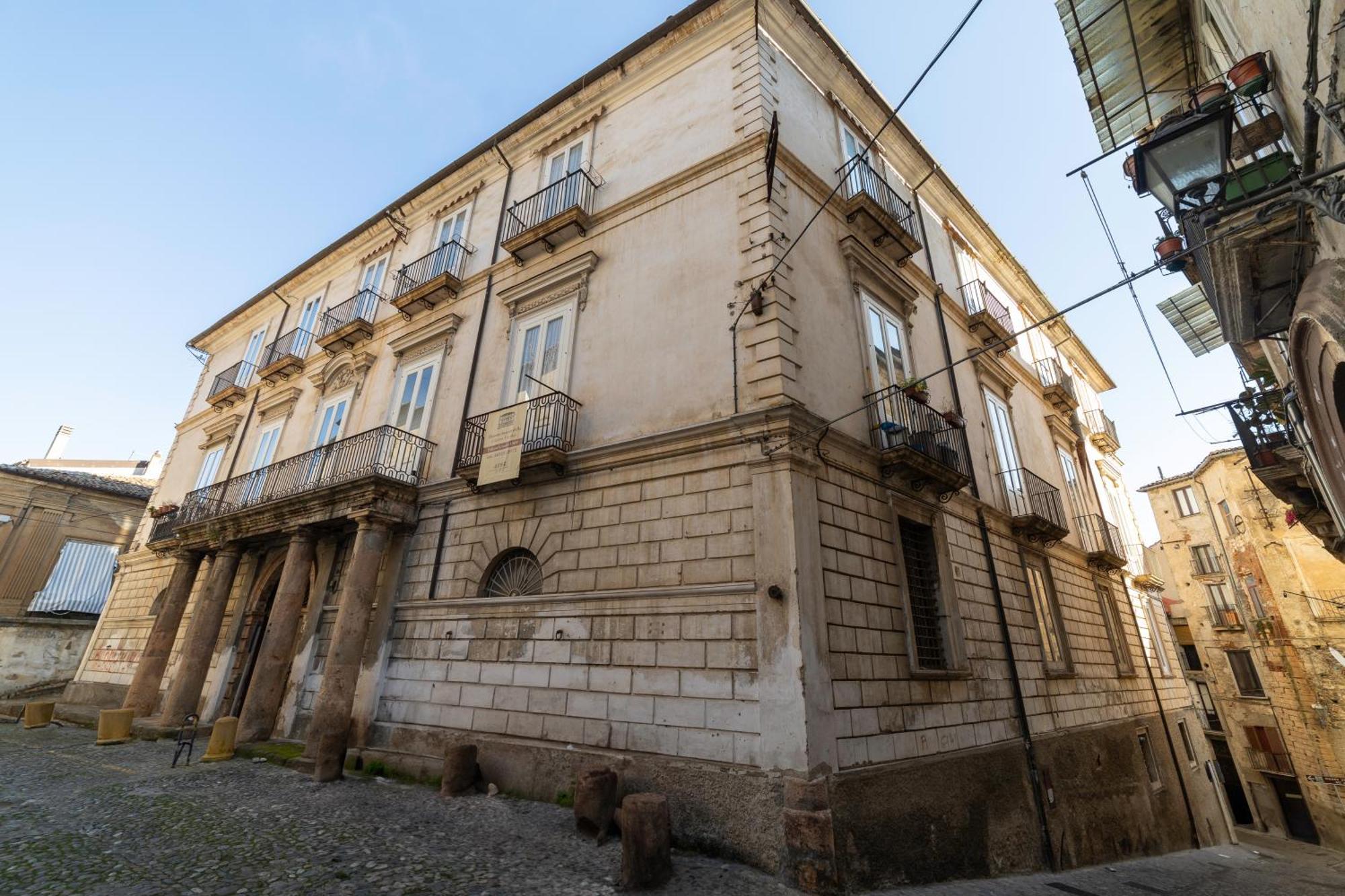 Dimora Storica Giostra Vecchia - Palazzo Grisolia 1809 Cosenza Exterior foto
